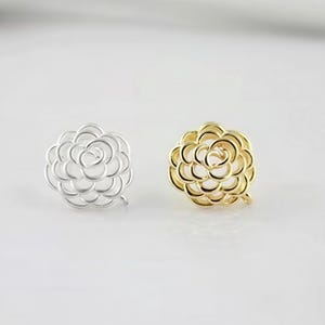 Pendientes de botón con forma de rosa hueca, delicados postes florales con argolla para pendientes de perlas colgantes, elegantes piezas para la confección de joyas nupciales (6 unidades)