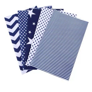 Puede incluir: Un conjunto de cinco hojas de tela rectangulares con patrones en azul marino y blanco. Los diseños incluyen un zigzag en chevron, lunares pequeños, estrellas blancas sobre fondo marino, lunares más grandes y rayas horizontales finas.