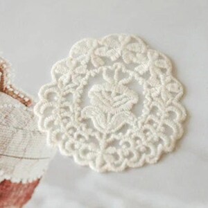 丸いバラのレースアップリケ、白い花柄の刺繍パッチ、ヴィンテージ衣料のDIY用（5個入り）