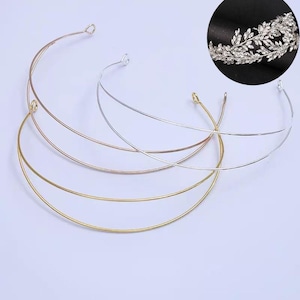Puede incluir: Tres diademas de metal en oro, plata y oro rosa. Las diademas son simples y delicadas, con un acabado liso.