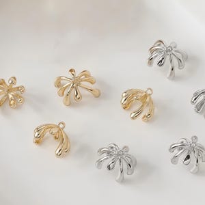 Gold und Silber Filigrane Blumen Perlenkappen mit Öse | 2 Stück Messing Metall Perlen Endkappen für die Schmuckherstellung