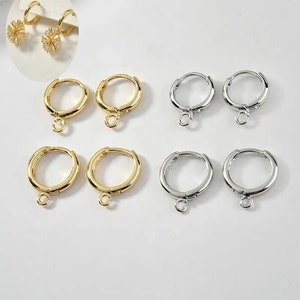 Op de afbeelding: Zes paar creolen, twee paar in goud, twee paar in zilver en twee paar in een glanzende, metallic afwerking. De oorbellen zijn allemaal even groot en even gevormd, met een klein lusje aan de onderkant.