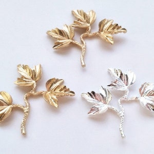 Gold- oder Silber-Ahornblatt-Charm – Ahornblatt-Ornament – 6 Stück vergoldete und silberne Ahornblatt-Charm-Anhänger aus Messing