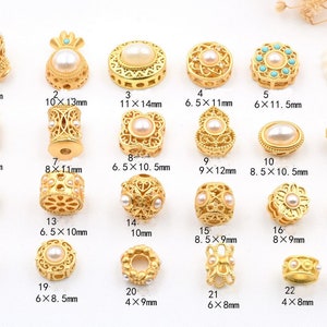 Peut inclure: Vingt-trois embouts de perles en métal doré avec des accents de perles. Les embouts de perles sont de formes et de tailles variées, notamment rondes, carrées et rectangulaires. Les embouts de perles sont parfaits pour ajouter une touche d'élégance à vos projets de bijoux.