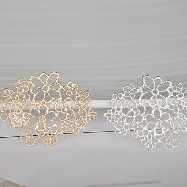 grote bloembedel - zilveren kanten sieraden - filigrane bevindingen - 4 stuks messing vergulde filigraan cab-hanger in kantstijl