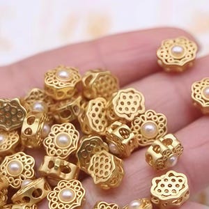Perline distanziatrici in filigrana, perline distanziatrici traforate in metallo dorato con perla per la creazione di braccialetti eleganti (6 pezzi)