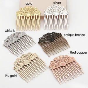 Puede incluir: Una colección de peinetas decorativas para el cabello en varios acabados metálicos, incluyendo oro, plata, bronce antiguo y cobre rojo. Cada peineta presenta un diseño ornamental en forma de abanico con múltiples dientes.