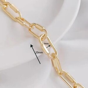 Puede incluir: Collar de cadena de oro con un tamaño de eslabón de 9 mm por 20 mm. La cadena está hecha de metal y tiene un acabado pulido.
