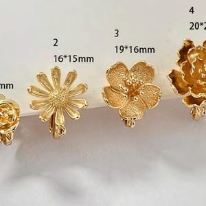 Clips para pendientes con forma de flor dorada: accesorios de latón para pendientes (4 unidades)