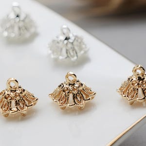 Gold & Silber Filigrane Blumen Perlenkappen mit Öse | Messing Metall Perlenkappen für die Schmuckherstellung Lieferungen