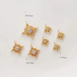 Puede incluir: Amuletos de joyería dorados en forma de estrella y cuadrado con detalles de cristal transparente. El amuleto de estrella más grande mide 20 mm x 18 mm, y el amuleto cuadrado más pequeño mide 11 mm x 9 mm. Ideales para hacer joyas.
