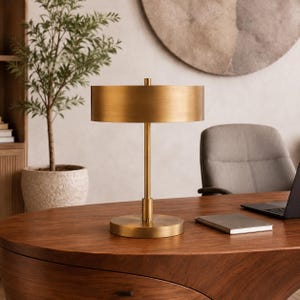 Bestseller | Axis Messing-Tischleuchte • Minimalistische Schreibtischleuchte mit Metallschirm