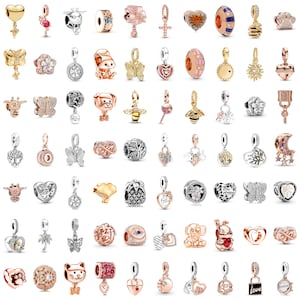 Könnte beinhalten: Eine Sammlung von zweiundsiebzig Metallanhängern in verschiedenen Formen, darunter Herzen, Tiere, Blumen, Schmetterlinge und geometrische Muster. Die Anhänger haben Gold-, Silber- und Roségoldtöne mit Akzenten aus rosa, blauen und klaren Kristallen.