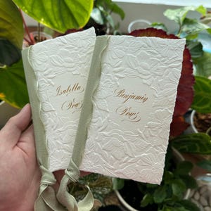 Gepersonaliseerd boek met huwelijksgeloften, 3D-reliëf handgemaakt bloemenpapier, voorgeknoopt lint