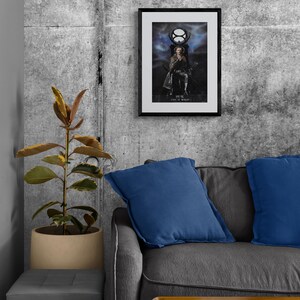 Puede incluir: Un p&oacute;ster enmarcado con una imagen en blanco y negro de una persona sentada en un trono. La persona lleva una t&uacute;nica negra y una corona. El fondo es un cielo azul oscuro y morado con un gran c&iacute;rculo blanco en el centro. El texto en el p&oacute;ster dice "El &uacute;nico rey verdadero, Se&ntilde;or de los mundos".