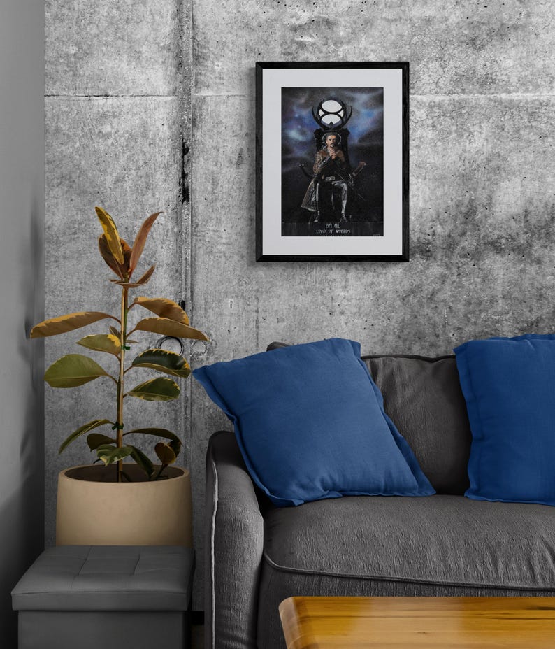 Puede incluir: Un p&oacute;ster enmarcado con una imagen en blanco y negro de una persona sentada en un trono. La persona lleva una t&uacute;nica negra y una corona. El fondo es un cielo azul oscuro y morado con un gran c&iacute;rculo blanco en el centro. El texto en el p&oacute;ster dice "El &uacute;nico rey verdadero, Se&ntilde;or de los mundos".