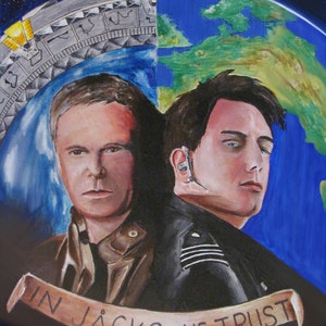 K&ouml;nnte beinhalten: Ein Gem&auml;lde von zwei M&auml;nnern, einer mit kurzen braunen Haaren und der andere mit l&auml;ngerem dunklem Haar, vor dem Hintergrund eines blauen und gr&uuml;nen Planeten mit einem Stargate im Hintergrund. Das Gem&auml;lde tr&auml;gt den Titel "In Jacks We Trust" mit der Unterschrift des K&uuml;nstlers "Kip" unter dem Titel.