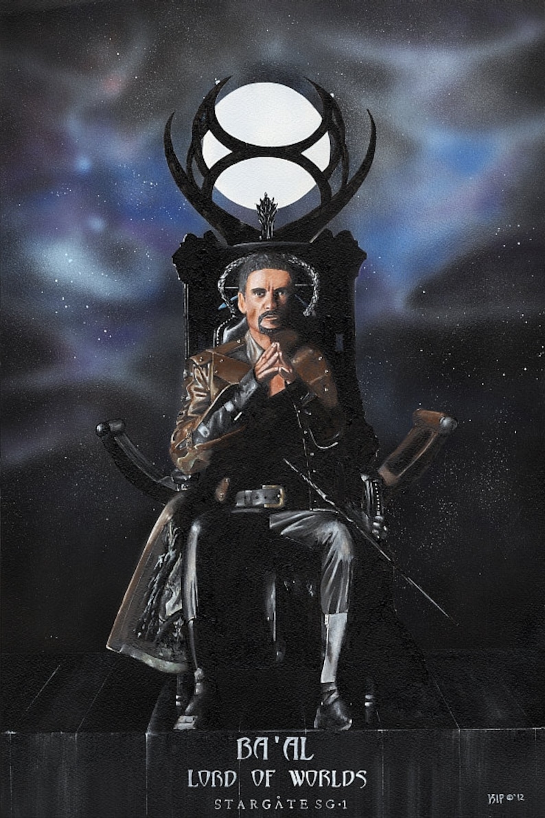 Puede incluir: Un hombre con barba y bigote oscuros se sienta en un trono con una gran luna blanca detr&aacute;s de &eacute;l. El trono est&aacute; decorado con cuernos negros y un dise&ntilde;o en blanco y negro. El hombre lleva una chaqueta de cuero marr&oacute;n, una camisa negra y pantalones negros. El texto "Ba'al Lord of Worlds Stargate SG-1" est&aacute; escrito debajo del trono.
