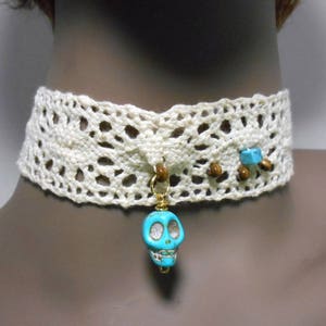 Day of the Dead Choker Halloween Necklace Skull Pendant Lace Embroidered Choker Dia de los Muertos Jewelry Choker with Ceramic Skull Charm