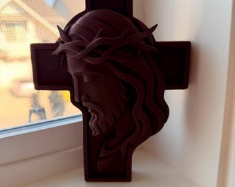 Cruz com o rosto de Jesus em tom de jacarandá | Aparência de madeira entalhada, decoração de parede católica impressa em 3D