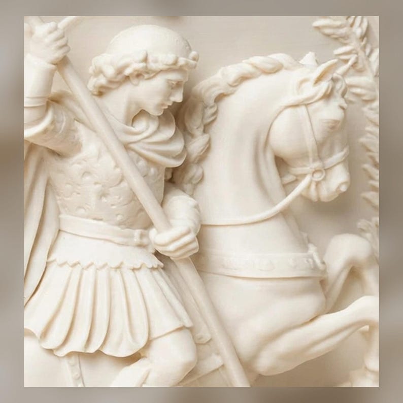 K&ouml;nnte beinhalten: Ein cremefarbenes Steinrelief, das eine Figur in klassischer R&uuml;stung mit einem langen Speer auf einem Pferd darstellt. Die Figur tr&auml;gt eine Tunika und einen Umhang, w&auml;hrend das Pferd im Profil mit detaillierter M&auml;hne und Zaumzeug abgebildet ist.