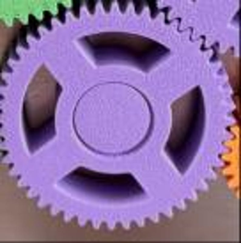 K&ouml;nnte beinhalten: Ein violettes Zahnrad mit einer zentralen kreisf&ouml;rmigen Nabe und vier symmetrischen Aussparungen zwischen den Speichen. Das Zahnrad hat eine texturierte Oberfl&auml;che und ausgepr&auml;gte Z&auml;hne am Au&szlig;enrand, neben einem gr&uuml;nen und orangen Zahnrad.
