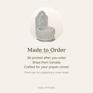 May include: A light gray, 3D-printed wall-mounted holy water font featuring a sculpted figure of the Virgin Mary in a pointed arch frame, with a circular basin adorned with a detailed rose relief on the front, presented in a circular frame.