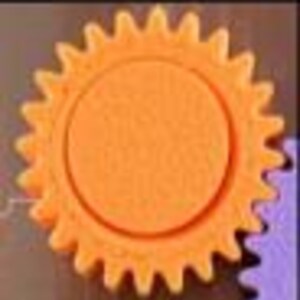 K&ouml;nnte beinhalten: Ein leuchtend orangefarbenes Zahnrad mit einer kreisf&ouml;rmigen Mitte und vierundzwanzig gleichm&auml;&szlig;ig verteilten Z&auml;hnen am Au&szlig;enrand. Das Zahnrad hat eine glatte, flache Oberfl&auml;chenstruktur und einen markanten erhabenen Ring in der Mitte.