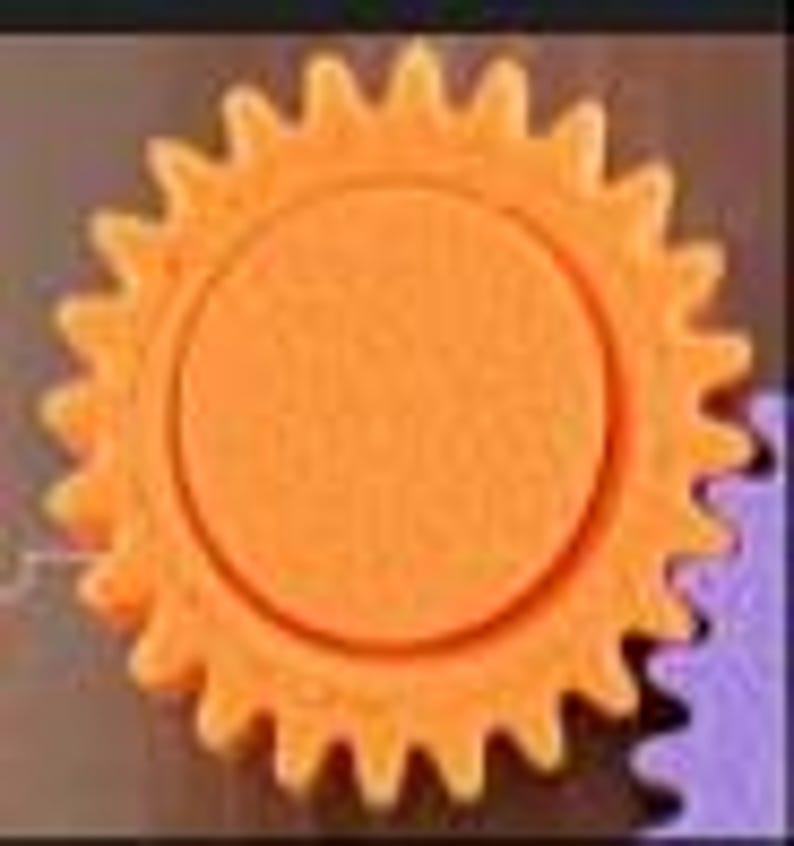 K&ouml;nnte beinhalten: Ein leuchtend orangefarbenes Zahnrad mit einer kreisf&ouml;rmigen Mitte und vierundzwanzig gleichm&auml;&szlig;ig verteilten Z&auml;hnen am Au&szlig;enrand. Das Zahnrad hat eine glatte, flache Oberfl&auml;chenstruktur und einen markanten erhabenen Ring in der Mitte.