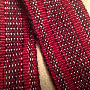 Cravate tissée rouge des années 70. image 2