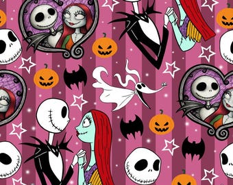 Tecido listrado com Jack Skellington e Sally, inspirado em O Estranho Mundo de Jack, com moldura de coração, morcego e abóbora. 100% algodão. Vendido por meio metro.