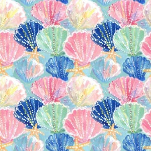 Pode incluir: Um padrão repetitivo com várias conchas e estrelas-do-mar em tons de rosa, azul, verde e branco. O design exibe pinceladas texturizadas sobre um fundo azul-claro, apresentando vieiras e estrelas-do-mar em um arranjo denso e detalhado.