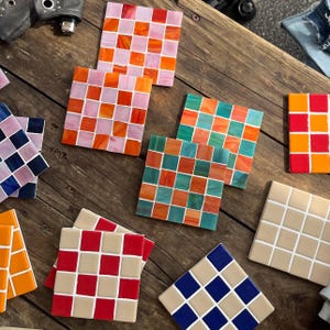 Handgemachte weiß bunte Untersetzer (2er Set) aus Mosaikfliesen im Schachbrettmuster - zum Einzug, Geburtstag, Bürodeko, Tischdeko image 10