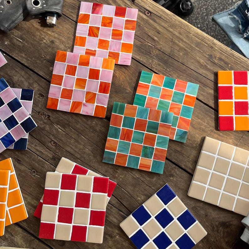 Handgemachte weiß bunte Untersetzer (2er Set) aus Mosaikfliesen im Schachbrettmuster - zum Einzug, Geburtstag, Bürodeko, Tischdeko image 10