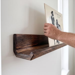 Wandmontiertes LP-Regal, rustikales Vinyl-Ablagebrett aus dunklem Holz, Schallplattenhalter, handgefertigtes Bilderregal, Dekoration für das Hörzimmer