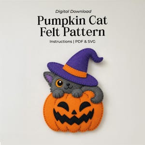 Op de afbeelding: Digitale download Pumpkin Cat viltpatroon met instructies, PDF en SVG. Een grijze vilten kat met een paarse heksenhoed met oranje band zit in een oranje vilten pompoen met een zwart gestikt jack-o'-lantern gezicht als ontwerp.