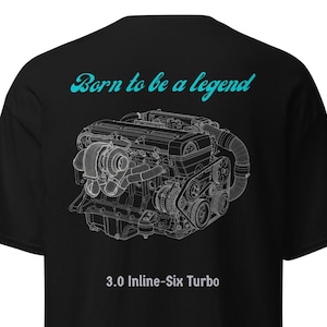 以下が含まれることがあります： 背面に3.0 Inline-Six Turboエンジンの白い線画イラストが描かれた黒いTシャツ。エンジンの上には水色でBorn to be a legendの文字、エンジンの下には白で3.0 Inline-Six Turboの文字がプリントされています。