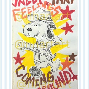 Op de afbeelding: Een handgetekende illustratie van een cartoonhond met een hoed en jas, gecentreerd tegen een felgele sterrenachtergrond. De tekst luidt SALLY! THAT FEELING'S COMING AROUND!, omringd door rode en bruine sterren op een witte papieren achtergrond.