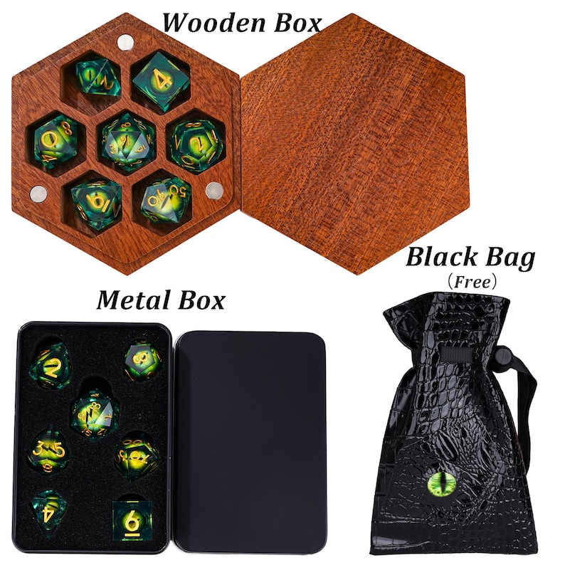Puede incluir: Un juego de siete dados de ojo de drag&oacute;n verdes y amarillos con n&uacute;meros dorados, presentados en una caja de madera hexagonal o una caja de metal negro rectangular, junto a una bolsa negra texturizada con un emblema de ojo verde.