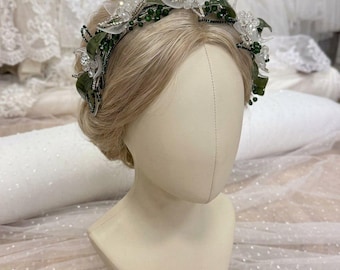 Corona nupcial esmeralda, tocado nupcial floral verde, tiara de flores de cristal, accesorio para el cabello de novia, corona nupcial de estilo boscoso.