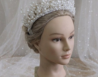 Corona nupcial artesanal de perlas y cristales, tocado romántico para bodas.
