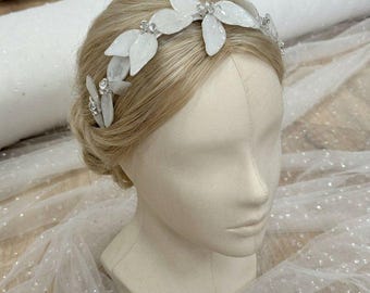 Diadema nupcial floral blanca, accesorio para el cabello de boda, corona de flores hecha a mano, tocado nupcial, tocado de perlas y cristales.