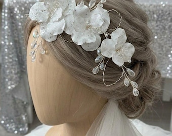 Título: Adorno floral blanco para el cabello de novia, tocado de boda, accesorio para el cabello de novia, adorno floral de cristal para el cabello, tocado de novia