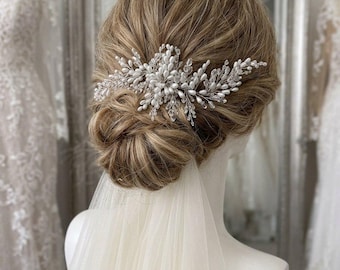 Peineta nupcial con perlas, peineta floral para el cabello de boda, accesorio para el cabello de novia hecho a mano, accesorio para el cabello con flores blancas, peineta para el cabello de novia