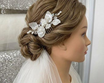 Peineta nupcial con perlas, peineta floral para el cabello de boda, accesorio para el cabello de novia hecho a mano, accesorio para el cabello con flores blancas, peineta para el cabello de novia