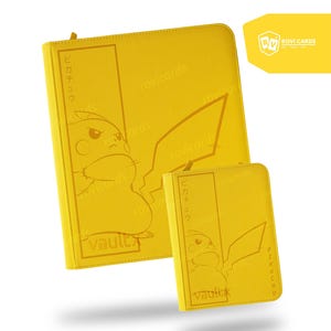 Może przedstawiać: Dwa żółte segregatory na karty z zamkiem błyskawicznym, ozdobione rysunkiem liniowym Pikachu, japońskim napisem "ピカチュウ" oraz wytłoczoną nazwą marki "vaultx" z przodu. Większy segregator znajduje się za mniejszym, pasującym modelem.