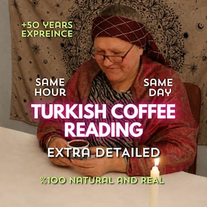Könnte beinhalten: Eine Person trägt ein dunkelrotes gemustertes Kopftuch und einen passenden Schal und hält eine kleine Tasse. Textüberlagerungen lauten: +50 YEARS EXPREINCE, SAME HOUR, SAME DAY, TURKISH COFFEE READING, EXTRA DETAILED und %100 NATURAL AND REAL. Eine weiße Kerze steht daneben.
