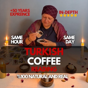 Può includere: Una persona con copricapo e scialle viola tiene in mano una tazzina e un piattino con fondi di caffè. Testo: +50 YEARS EXPREINCE, IN-DEPTH, SAME HOUR, SAME DAY, TURKISH COFFEE READING, %100 NATURAL AND REAL. Sono presenti candele e carte.