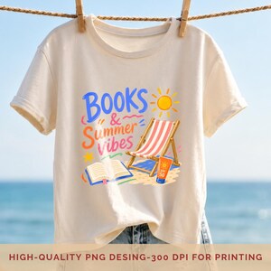 Può includere: Una t-shirt color crema con una stampa grafica che riporta il testo "Books & Summer Vibes" in blu e arancione. Il design include un sole giallo, un libro aperto, una sedia a sdraio a righe rosse e bianche e un tubetto di crema solare SPF 50.
