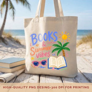 Op de afbeelding: Een beige canvas draagtas met een kleurrijke grafische print met de tekst "BOOKS & Summer vibes". Het ontwerp bevat een gele zon, een groene palmboom, een roze zonnebril en een open boek met blauwe en gele pagina's.